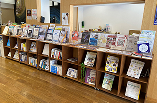 写真：チラシ配架スペース