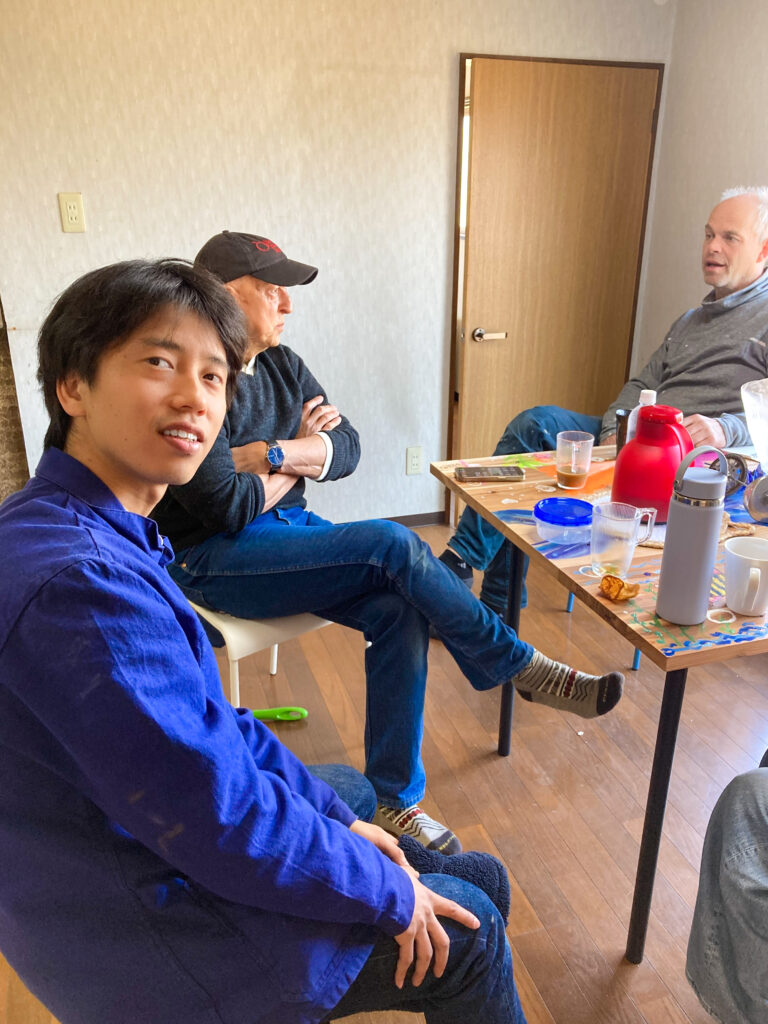 古民家に搬入されたテーブル