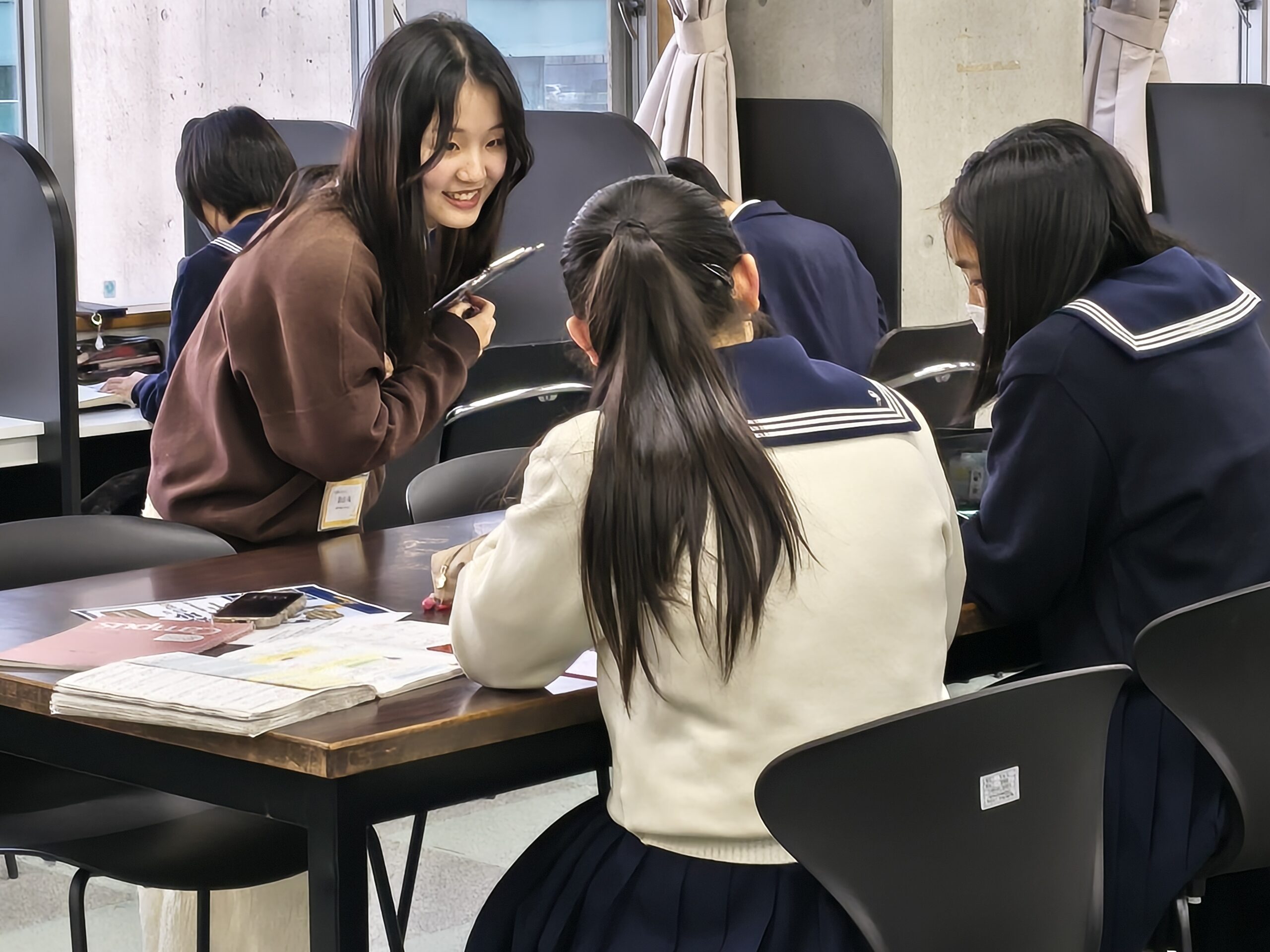 自習室運営事業で高校生を支援する様子